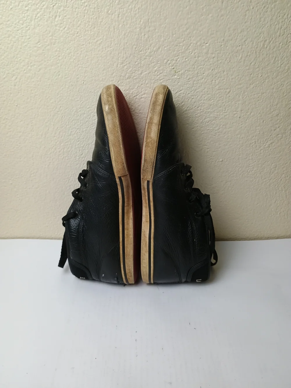 Lacoste Ampthill Men’s Size 10 Black Leather Mid-Top Sneakers - Chukka